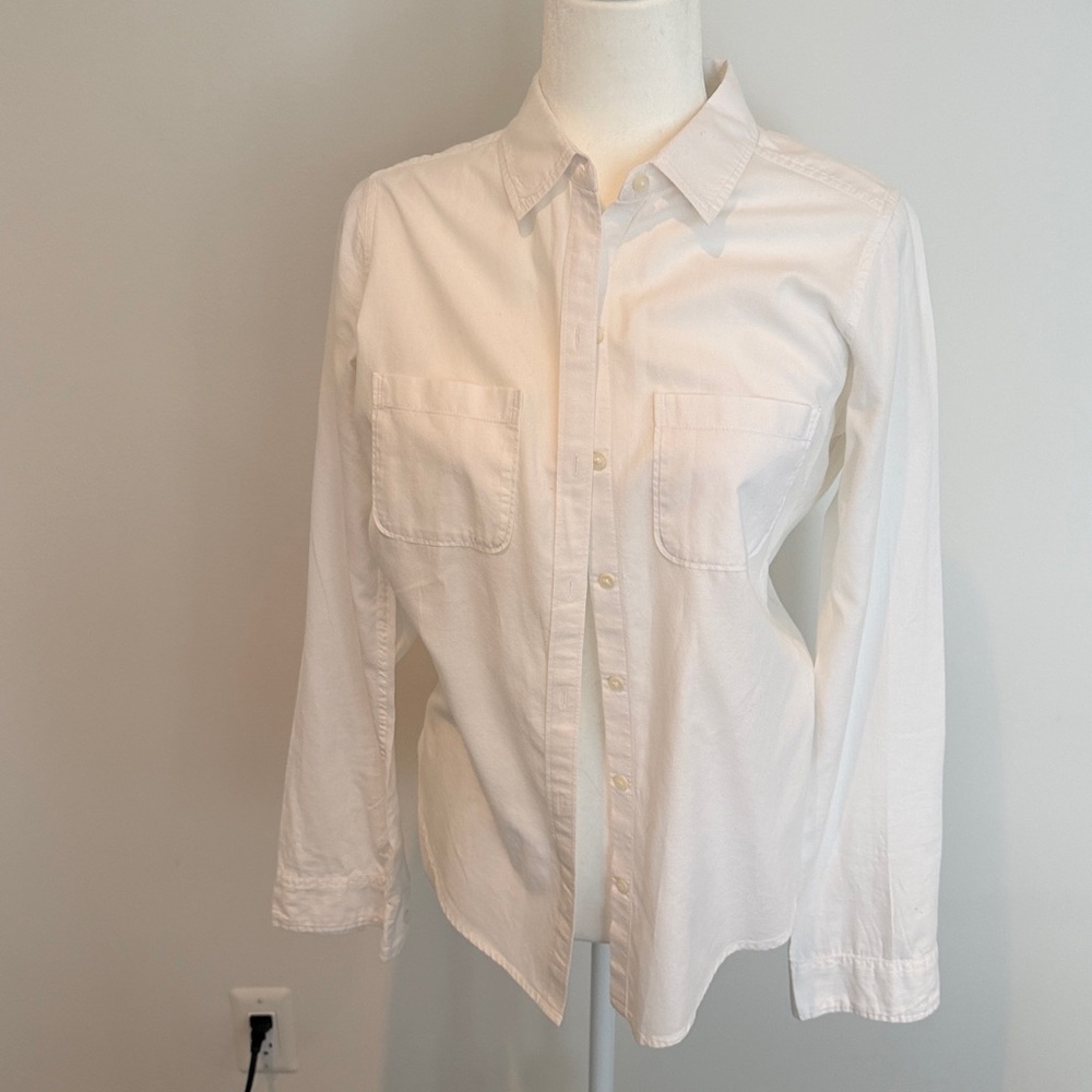 Abercrombie & Fitch 
White Shirt
Two Pocket Button Up 
Medium